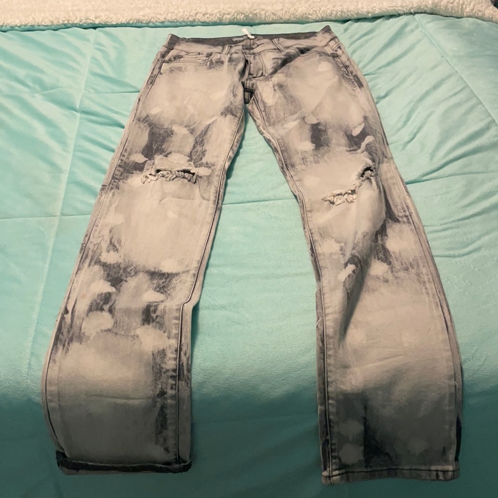 “distressed jeans”